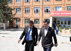 ПРЕЗИДЕНТ БИШКЕКТЕГИ МЕКТЕПТЕРДИН БИРИНДЕГИ САБАККА КАТЫШТЫ