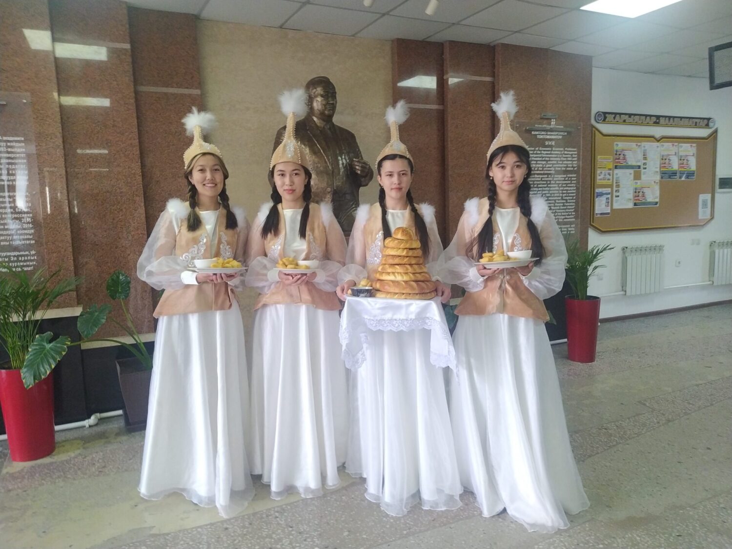 ЭЛ АРАЛЫК СИМПОЗИУМ ӨЗ ИШИН БАШТАДЫ