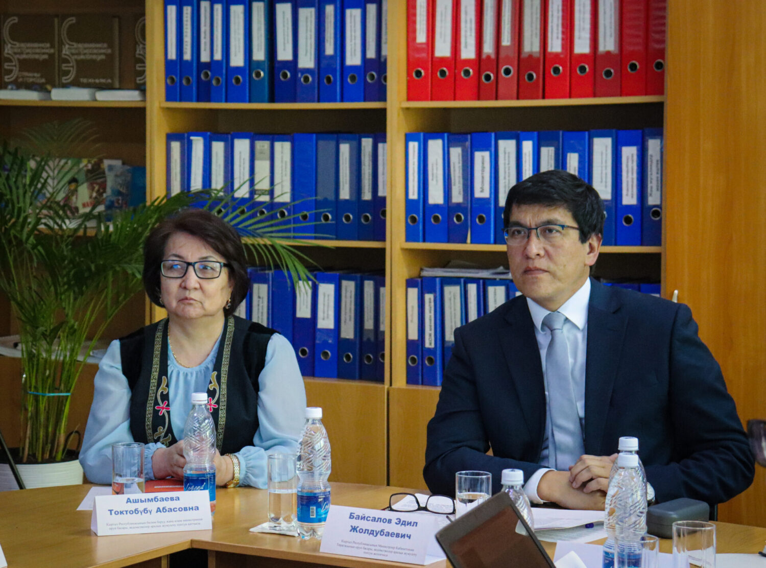 ВЕДОМСТВОЛОР АРАЛЫК ЖУМУШЧУ ТОП ОКУУ МАТЕРИАЛДАРЫНЫН САПАТЫН ЖОГОРУЛАТУУ БОЮНЧА СУНУШТАРДЫ ТАЛКУУЛАДЫ