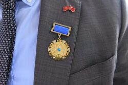 РЕКТОР ТҮРКСОЙДУН АЛТЫН МЕДАЛЫ МЕНЕН СЫЙЛАНДЫ