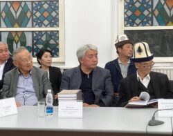 “МАНАСЧЫЛАР” КИТЕБИ ҮЧ ТИЛДЕ ЧЫКТЫ