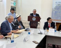 “МАНАСЧЫЛАР” КИТЕБИ ҮЧ ТИЛДЕ ЧЫКТЫ