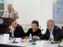 “МАНАСЧЫЛАР” КИТЕБИ ҮЧ ТИЛДЕ ЧЫКТЫ