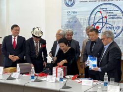 “МАНАСЧЫЛАР” КИТЕБИ ҮЧ ТИЛДЕ ЧЫКТЫ