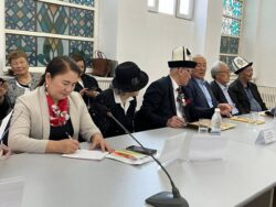 “МАНАСЧЫЛАР” КИТЕБИ ҮЧ ТИЛДЕ ЧЫКТЫ