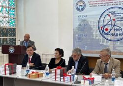 “МАНАСЧЫЛАР” КИТЕБИ ҮЧ ТИЛДЕ ЧЫКТЫ