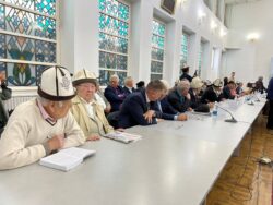 “МАНАСЧЫЛАР” КИТЕБИ ҮЧ ТИЛДЕ ЧЫКТЫ