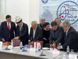 “МАНАСЧЫЛАР” КИТЕБИ ҮЧ ТИЛДЕ ЧЫКТЫ