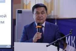 МИНИСТР МЕКТЕПТЕРДЕ “МОЗАИК” БИЛИМ БЕРҮҮ ПРОГРАММАСЫ МЕНЕН ОКУТУУНУ СУНУШТАДЫ