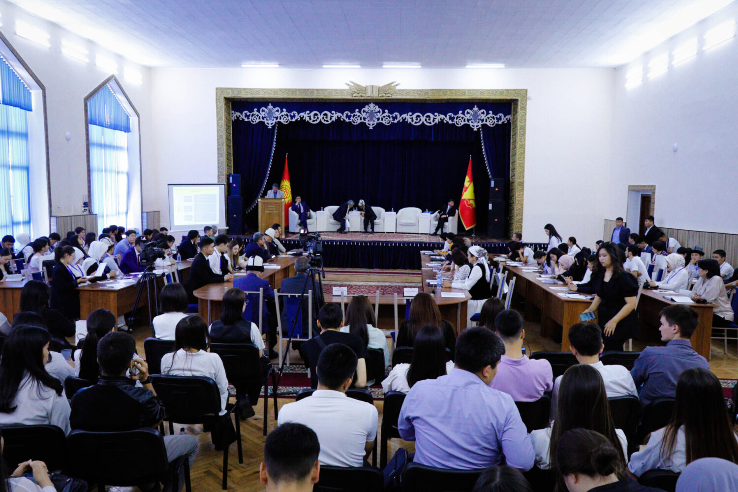 КАНЫБЕК ИМАНАЛИЕВ РЕСПУБЛИКАЛЫК ЖАШТАР ФОРУМУНА КАТЫШТЫ