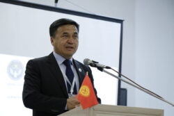 КАНЫБЕК ИМАНАЛИЕВ: “КЕСИПТИК БИЛИМ БЕРҮҮ БҮТҮНДӨЙ ЭКОНОМИКАНЫН АТААНДАШТЫККА ЖӨНДӨМДҮҮЛҮГҮН ЖОГОРУЛАТУУГА ЖОЛ АЧАТ”