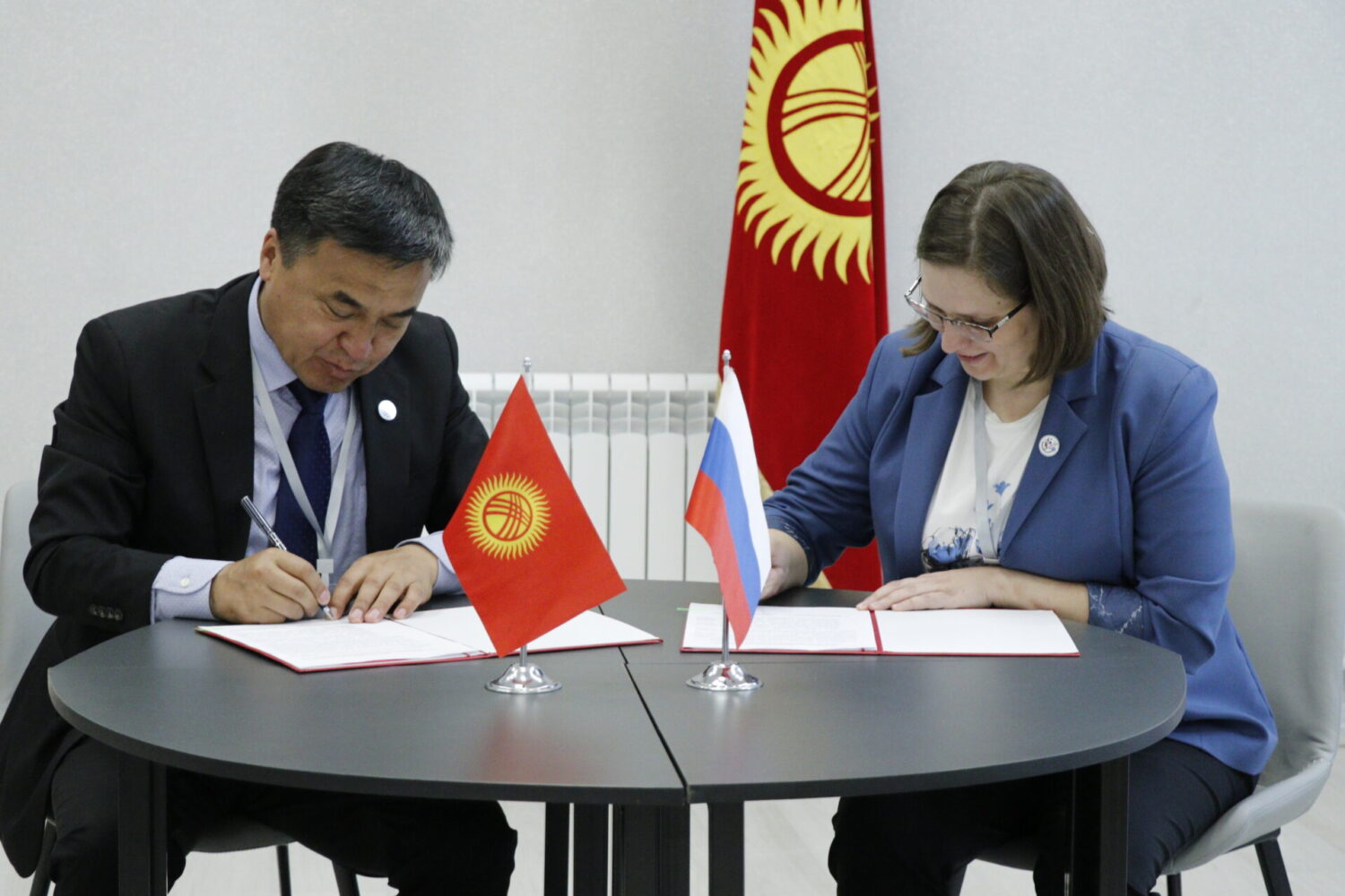 БАШТАЛГЫЧ КЕСИПТИК БИЛИМ БЕРҮҮ ЖААТЫНДА КЫЗМАТТАШУУ ЖӨНҮНДӨ БИР КАТАР МЕМОРАНДУМГА КОЛ КОЮЛДУ