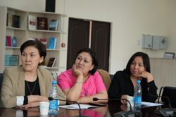 МАГРИФА РАХИМОВАНЫН ЖАРКЫН ЭЛЕСИНЕ АРНАЛГАН «КЫРГЫЗ ПЕДАГОГИКАСЫНЫН УЛУУ УСТАТЫ” АТТУУ ЖОЖДОР АРАЛЫК СЕМИНАР ӨТТҮ