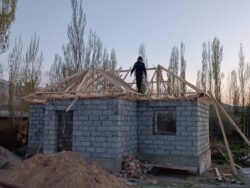 БҮТҮРҮҮЧҮЛӨР ЖАЛГЫЗ БОЙ ЭНЕГЕ ҮЙ КУРУП БЕРИШТИ