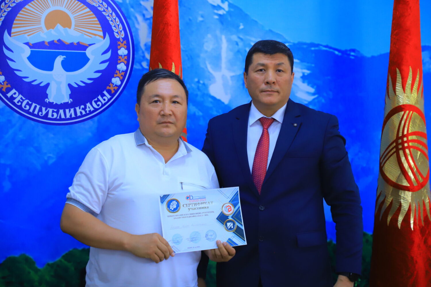 ОШТУНУН ОКУТУУЧУЛАРЫ ЭЛ АРАЛЫК СИМПОЗИУМДА