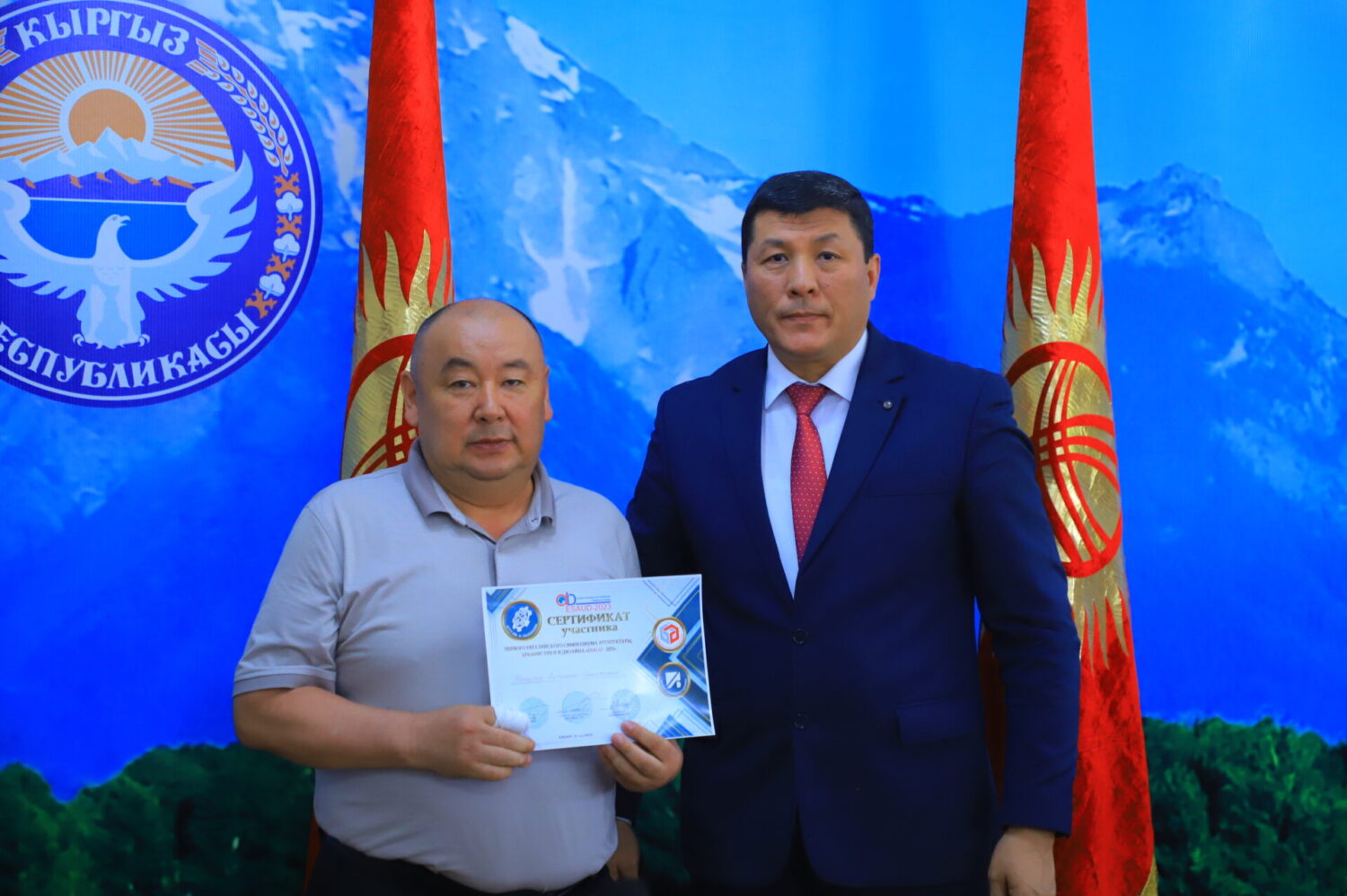 ОШТУНУН ОКУТУУЧУЛАРЫ ЭЛ АРАЛЫК СИМПОЗИУМДА