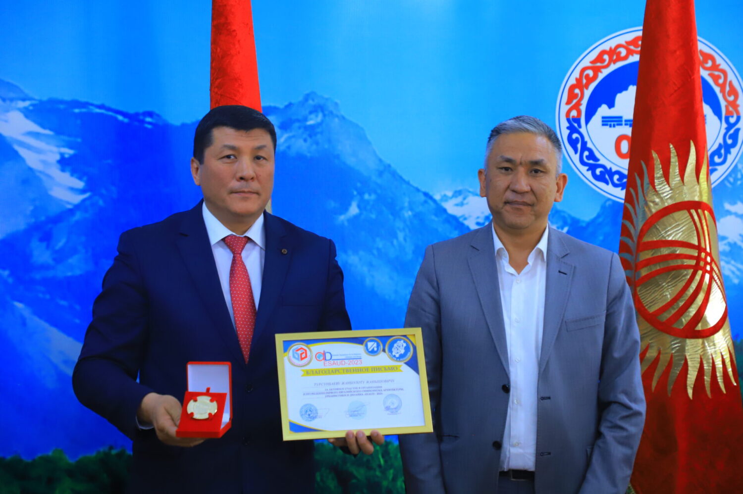 ОШТУНУН ОКУТУУЧУЛАРЫ ЭЛ АРАЛЫК СИМПОЗИУМДА