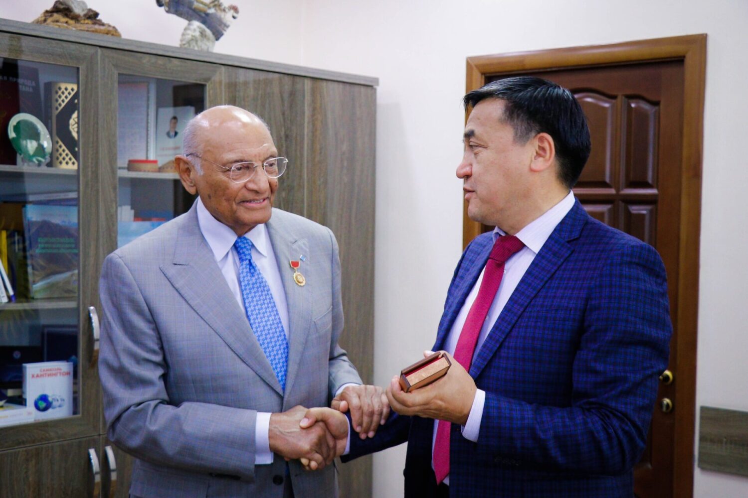 КАНЫБЕК ИМАНАЛИЕВ АГА ХАН ӨНҮКТҮРҮҮ УЮМУНУН ӨКҮЛДӨРҮН КАБЫЛ АЛДЫ