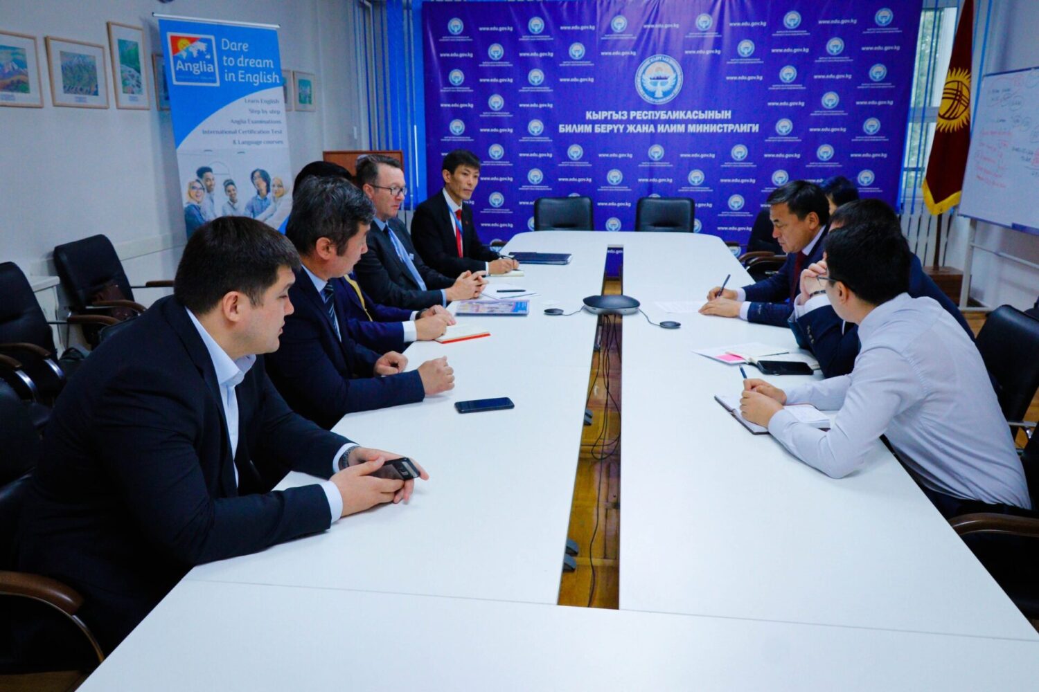 ОКУУ КИТЕПТЕРИН ЖАНА ANGLIA EXAMINATIONS ОКУТУУ УСУЛДАРЫН АПРОБАЦИЯЛОО МАСЕЛЕСИ ТАЛКУУЛАНДЫ