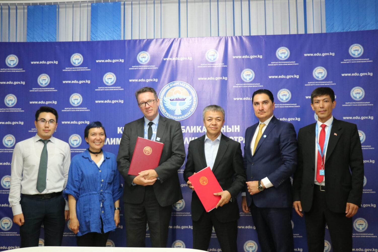 “БИЛИМ АРКЫЛУУ ӨЛКӨНҮ ӨНҮКТҮРСӨ БОЛОТ”