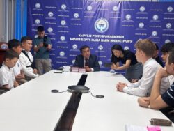 МИНИСТР ОЛИМПИАДАНЫН ЖЕҢҮҮЧҮЛӨРҮ ЖАНА МУГАЛИМДЕРИ МЕНЕН ЖОЛУКТУ