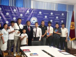 МИНИСТР ОЛИМПИАДАНЫН ЖЕҢҮҮЧҮЛӨРҮ ЖАНА МУГАЛИМДЕРИ МЕНЕН ЖОЛУКТУ