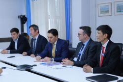 “БИЛИМ АРКЫЛУУ ӨЛКӨНҮ ӨНҮКТҮРСӨ БОЛОТ”