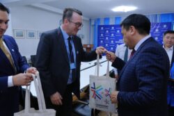 “БИЛИМ АРКЫЛУУ ӨЛКӨНҮ ӨНҮКТҮРСӨ БОЛОТ”