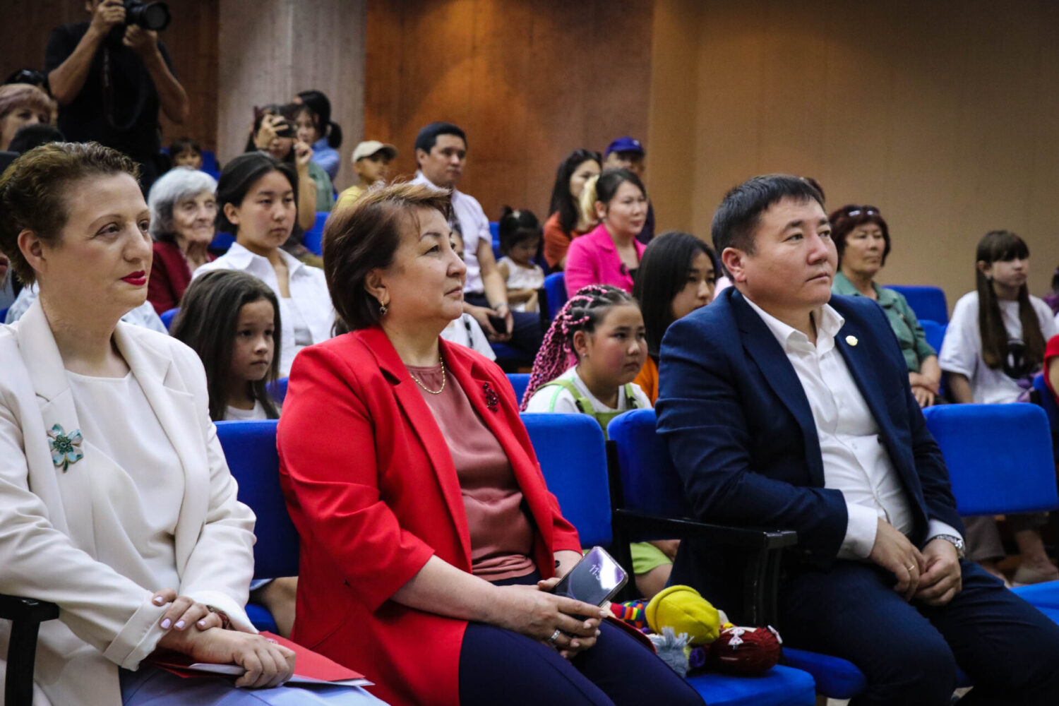 “САЛТТАР ДҮЙНӨСҮНӨ САЯКАТ” БАЛДАР СҮРӨТТӨРҮНҮН ЭЛ АРАЛЫК СЫНАГЫНЫН ЖЕҢҮҮЧҮЛӨРҮ СЫЙЛАНДЫ