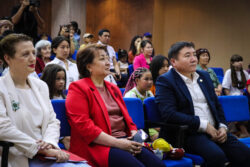 “САЛТТАР ДҮЙНӨСҮНӨ САЯКАТ” БАЛДАР СҮРӨТТӨРҮНҮН ЭЛ АРАЛЫК СЫНАГЫНЫН ЖЕҢҮҮЧҮЛӨРҮ СЫЙЛАНДЫ