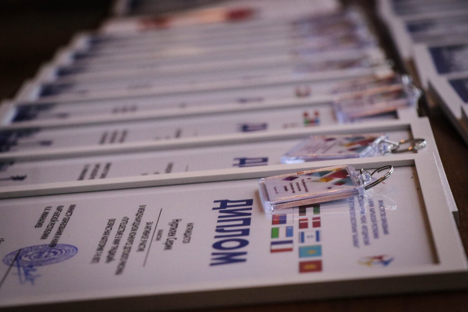 “САЛТТАР ДҮЙНӨСҮНӨ САЯКАТ” БАЛДАР СҮРӨТТӨРҮНҮН ЭЛ АРАЛЫК СЫНАГЫНЫН ЖЕҢҮҮЧҮЛӨРҮ СЫЙЛАНДЫ