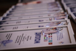 “САЛТТАР ДҮЙНӨСҮНӨ САЯКАТ” БАЛДАР СҮРӨТТӨРҮНҮН ЭЛ АРАЛЫК СЫНАГЫНЫН ЖЕҢҮҮЧҮЛӨРҮ СЫЙЛАНДЫ