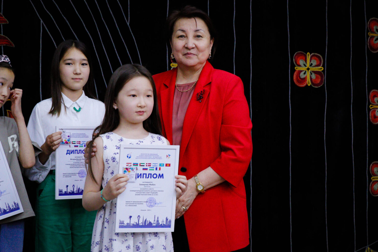 “САЛТТАР ДҮЙНӨСҮНӨ САЯКАТ” БАЛДАР СҮРӨТТӨРҮНҮН ЭЛ АРАЛЫК СЫНАГЫНЫН ЖЕҢҮҮЧҮЛӨРҮ СЫЙЛАНДЫ