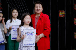 “САЛТТАР ДҮЙНӨСҮНӨ САЯКАТ” БАЛДАР СҮРӨТТӨРҮНҮН ЭЛ АРАЛЫК СЫНАГЫНЫН ЖЕҢҮҮЧҮЛӨРҮ СЫЙЛАНДЫ