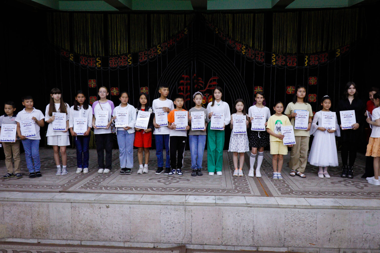 “САЛТТАР ДҮЙНӨСҮНӨ САЯКАТ” БАЛДАР СҮРӨТТӨРҮНҮН ЭЛ АРАЛЫК СЫНАГЫНЫН ЖЕҢҮҮЧҮЛӨРҮ СЫЙЛАНДЫ