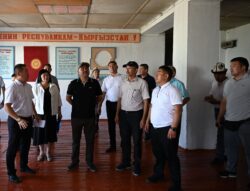 Төрага Нурланбек Шакиев Аксы районундагы мектептердин абалы  менен таанышты