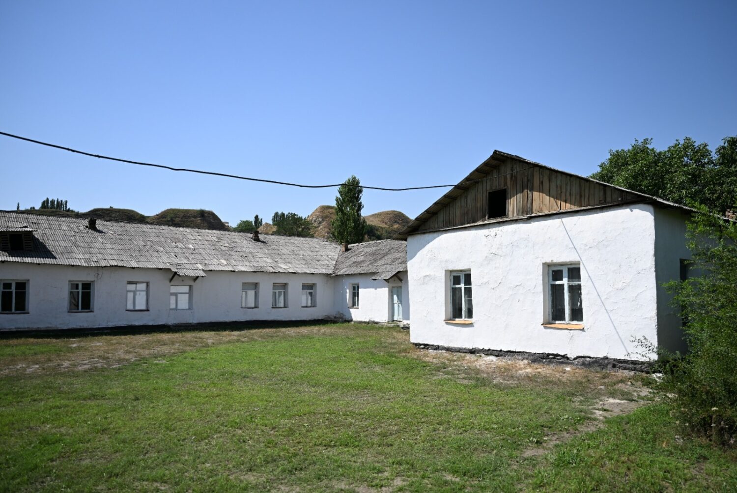 Төрага Нурланбек Шакиев Аксы районундагы мектептердин абалы  менен таанышты