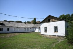 Төрага Нурланбек Шакиев Аксы районундагы мектептердин абалы  менен таанышты