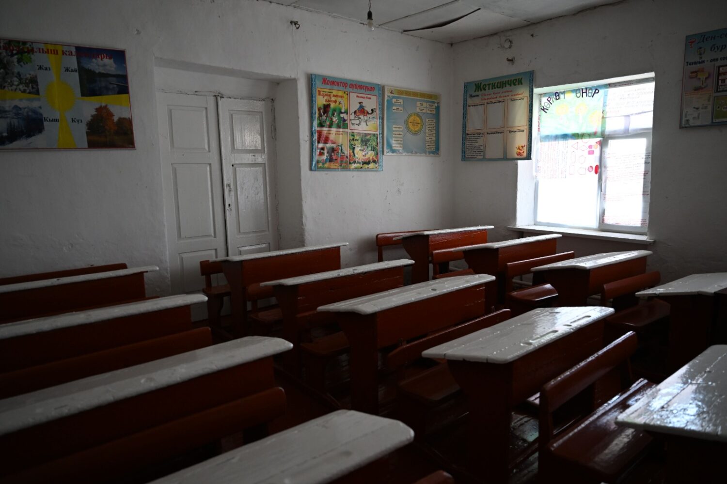 Төрага Нурланбек Шакиев Аксы районундагы мектептердин абалы менен таанышты