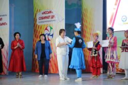 XIII ЭЛ АРАЛЫК ЭТНО-КАРНАВАЛЫНЫН “ЭЛДИК АНСАМБЛЬ” ЖАНА “ЭЛДИК БИЙ” НОМИНАЦИЯЛАРЫНДА ЖЕҢҮҮЧҮЛӨР СЫЙЛАНДЫ