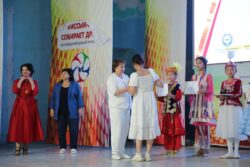 XIII ЭЛ АРАЛЫК ЭТНО-КАРНАВАЛЫНЫН “ЭЛДИК АНСАМБЛЬ” ЖАНА “ЭЛДИК БИЙ” НОМИНАЦИЯЛАРЫНДА ЖЕҢҮҮЧҮЛӨР СЫЙЛАНДЫ