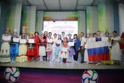 XIII ЭЛ АРАЛЫК ЭТНО-КАРНАВАЛЫНЫН “ЭЛДИК АНСАМБЛЬ” ЖАНА “ЭЛДИК БИЙ” НОМИНАЦИЯЛАРЫНДА ЖЕҢҮҮЧҮЛӨР СЫЙЛАНДЫ