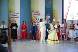 XIII ЭЛ АРАЛЫК ЭТНО-КАРНАВАЛЫНЫН “ЭЛДИК АНСАМБЛЬ” ЖАНА “ЭЛДИК БИЙ” НОМИНАЦИЯЛАРЫНДА ЖЕҢҮҮЧҮЛӨР СЫЙЛАНДЫ