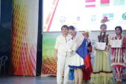 XIII ЭЛ АРАЛЫК ЭТНО-КАРНАВАЛЫНЫН “ЭЛДИК АНСАМБЛЬ” ЖАНА “ЭЛДИК БИЙ” НОМИНАЦИЯЛАРЫНДА ЖЕҢҮҮЧҮЛӨР СЫЙЛАНДЫ