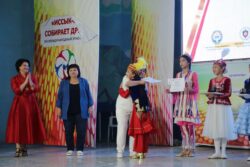 XIII ЭЛ АРАЛЫК ЭТНО-КАРНАВАЛЫНЫН “ЭЛДИК АНСАМБЛЬ” ЖАНА “ЭЛДИК БИЙ” НОМИНАЦИЯЛАРЫНДА ЖЕҢҮҮЧҮЛӨР СЫЙЛАНДЫ