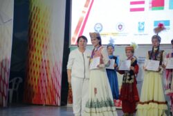 XIII ЭЛ АРАЛЫК ЭТНО-КАРНАВАЛЫНЫН “ЭЛДИК АНСАМБЛЬ” ЖАНА “ЭЛДИК БИЙ” НОМИНАЦИЯЛАРЫНДА ЖЕҢҮҮЧҮЛӨР СЫЙЛАНДЫ