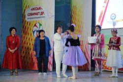 XIII ЭЛ АРАЛЫК ЭТНО-КАРНАВАЛЫНЫН “ЭЛДИК АНСАМБЛЬ” ЖАНА “ЭЛДИК БИЙ” НОМИНАЦИЯЛАРЫНДА ЖЕҢҮҮЧҮЛӨР СЫЙЛАНДЫ