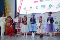 XIII ЭЛ АРАЛЫК ЭТНО-КАРНАВАЛЫНЫН “ЭЛДИК АНСАМБЛЬ” ЖАНА “ЭЛДИК БИЙ” НОМИНАЦИЯЛАРЫНДА ЖЕҢҮҮЧҮЛӨР СЫЙЛАНДЫ