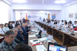 АКЫЛБЕК ЖАПАРОВ: “ИШКЕ ЖӨНДӨМДҮҮЛҮК, КӨНДҮМ САПАТТАР БИРИНЧИ ОРУНГА ЧЫГУУДА”