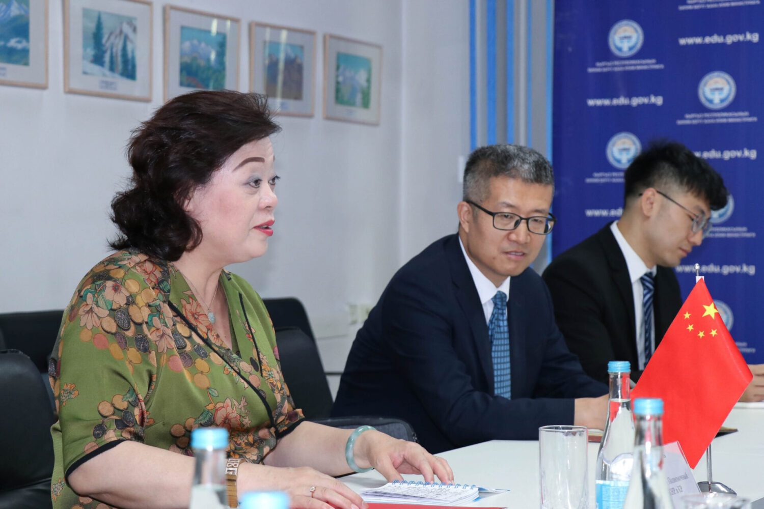 ЭЛЧИ ДУ ДЭВЕНЬ КЫТАЙДЫН ЖОГОРКУ ОКУУ ЖАЙЛАРЫНА ӨТКӨН 10 СТИПЕНДИАТТЫН ТИЗМЕСИН МИНИСТРГЕ ТАПШЫРДЫ